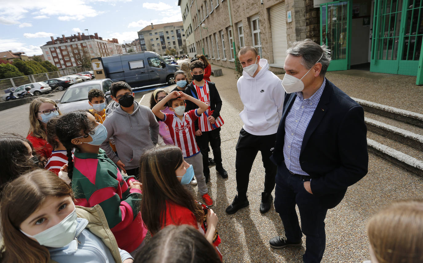El jugador ucraniano del Sporting de Gijón, Vasyl Kravets, acudió este martes al IES Montevil para agradecer a docentes y estudiantes la organización de una recogida de alimentos y medicamentos para enviar a su país. Por la tarde, se encargó de recibir a una de las familias de refugiados llegadas a Gijón a las que entregó obsequios del club rojiblanco
