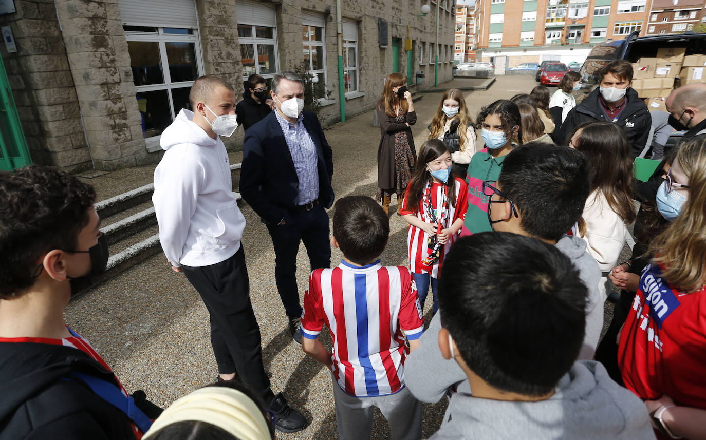 El jugador ucraniano del Sporting de Gijón, Vasyl Kravets, acudió este martes al IES Montevil para agradecer a docentes y estudiantes la organización de una recogida de alimentos y medicamentos para enviar a su país. Por la tarde, se encargó de recibir a una de las familias de refugiados llegadas a Gijón a las que entregó obsequios del club rojiblanco