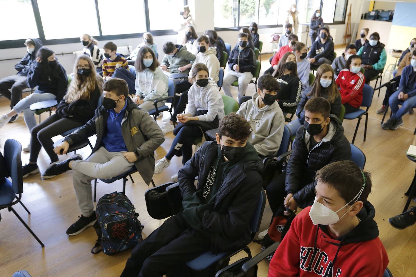 El jugador ucraniano del Sporting de Gijón, Vasyl Kravets, acudió este martes al IES Montevil para agradecer a docentes y estudiantes la organización de una recogida de alimentos y medicamentos para enviar a su país. Por la tarde, se encargó de recibir a una de las familias de refugiados llegadas a Gijón a las que entregó obsequios del club rojiblanco