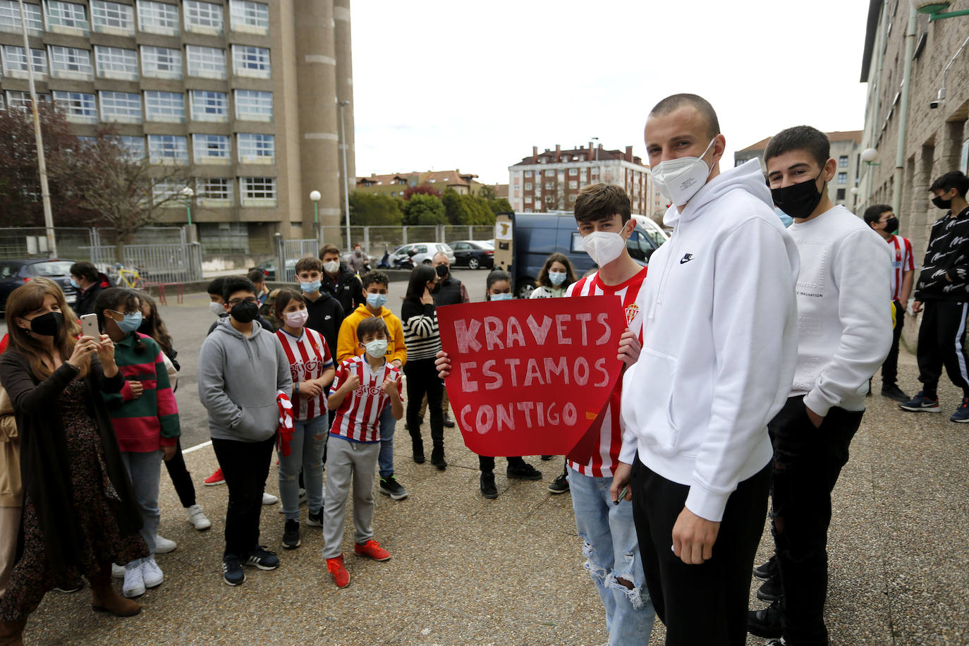 El jugador ucraniano del Sporting de Gijón, Vasyl Kravets, acudió este martes al IES Montevil para agradecer a docentes y estudiantes la organización de una recogida de alimentos y medicamentos para enviar a su país. Por la tarde, se encargó de recibir a una de las familias de refugiados llegadas a Gijón a las que entregó obsequios del club rojiblanco