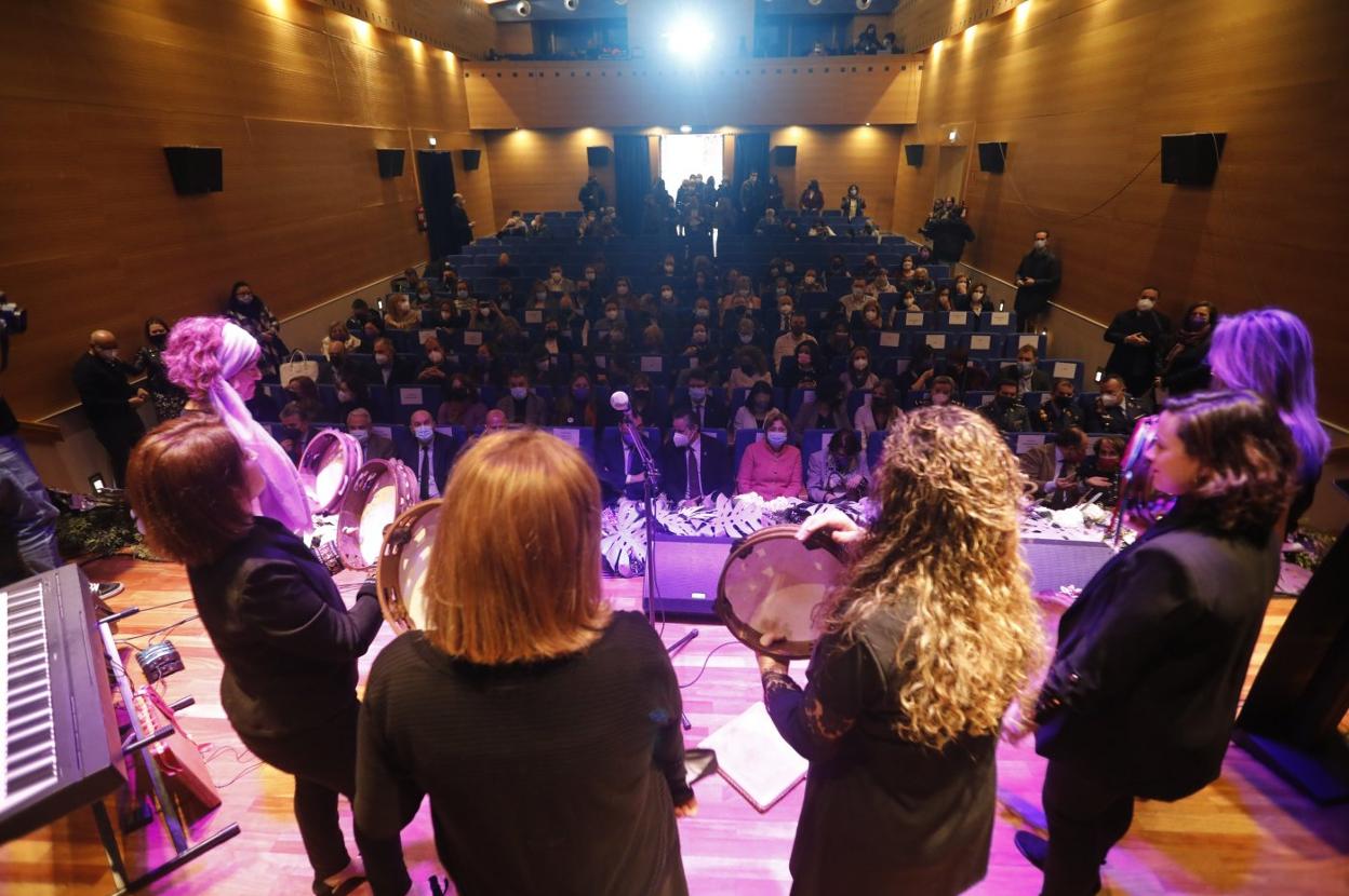 Actuación del grupo de pandereteras 'Compañeras', durante el acto institucional. 