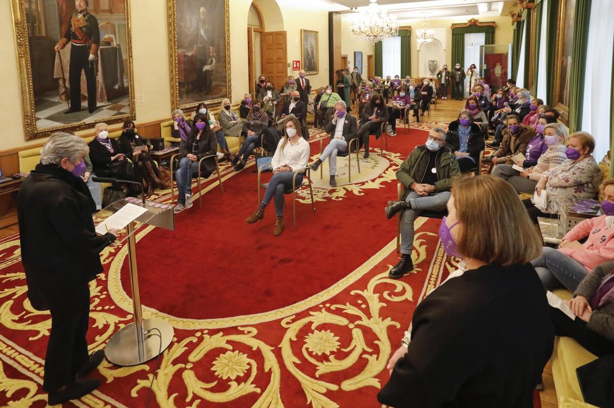 La alcaldesa, los grupos políticos y el Consejo de Mujeres. 