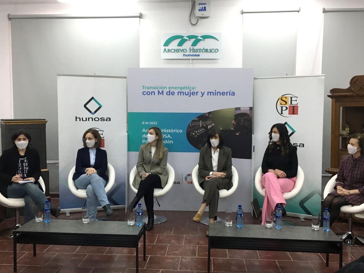 La periodista Bárbara Alonso, Paz Orviz, gerente de Cogersa; María Lorenzo, directora de Energía y Desarrollo de Hunosa; Nieves Roqueñí, viceconsejera de Medio Ambiente y Cambio Climático; Luz Cerezo, presidenta de Wim Spain, y Yolanda Fernández, directora de Medio Ambiente en EDP. 