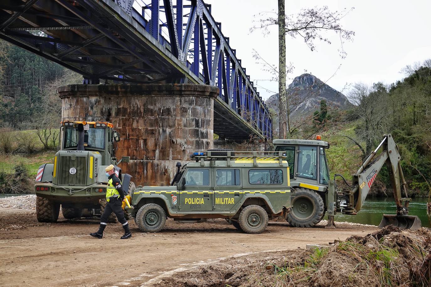 Más de un centenar de militares con 55 vehículos participan esta semana en ejercicios prácticos en los concejos de Parres y Ribadesella. Mediante prácticas como la construcción de diques con sacos de tierra o con ayuda de maquinaria, los militares se preparan para plantar cara de forma rápida a eventuales inundaciones