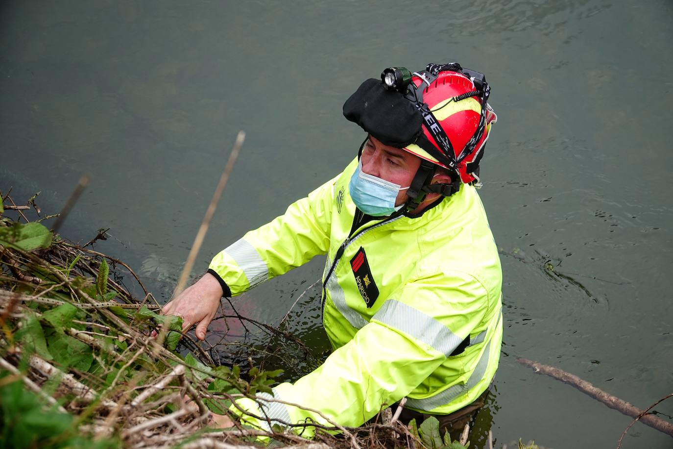 Más de un centenar de militares con 55 vehículos participan esta semana en ejercicios prácticos en los concejos de Parres y Ribadesella. Mediante prácticas como la construcción de diques con sacos de tierra o con ayuda de maquinaria, los militares se preparan para plantar cara de forma rápida a eventuales inundaciones
