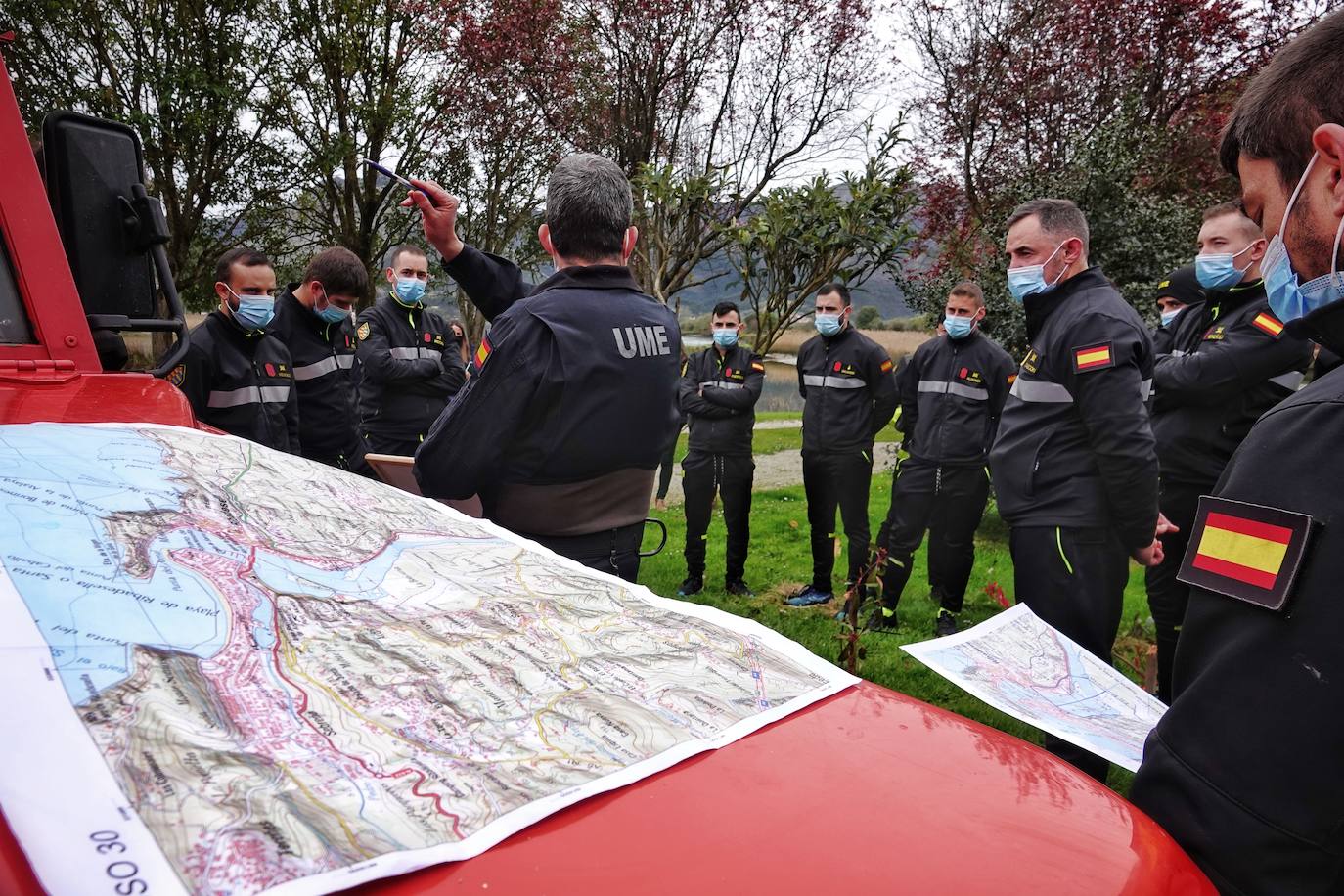 Más de un centenar de militares con 55 vehículos participan esta semana en ejercicios prácticos en los concejos de Parres y Ribadesella. Mediante prácticas como la construcción de diques con sacos de tierra o con ayuda de maquinaria, los militares se preparan para plantar cara de forma rápida a eventuales inundaciones