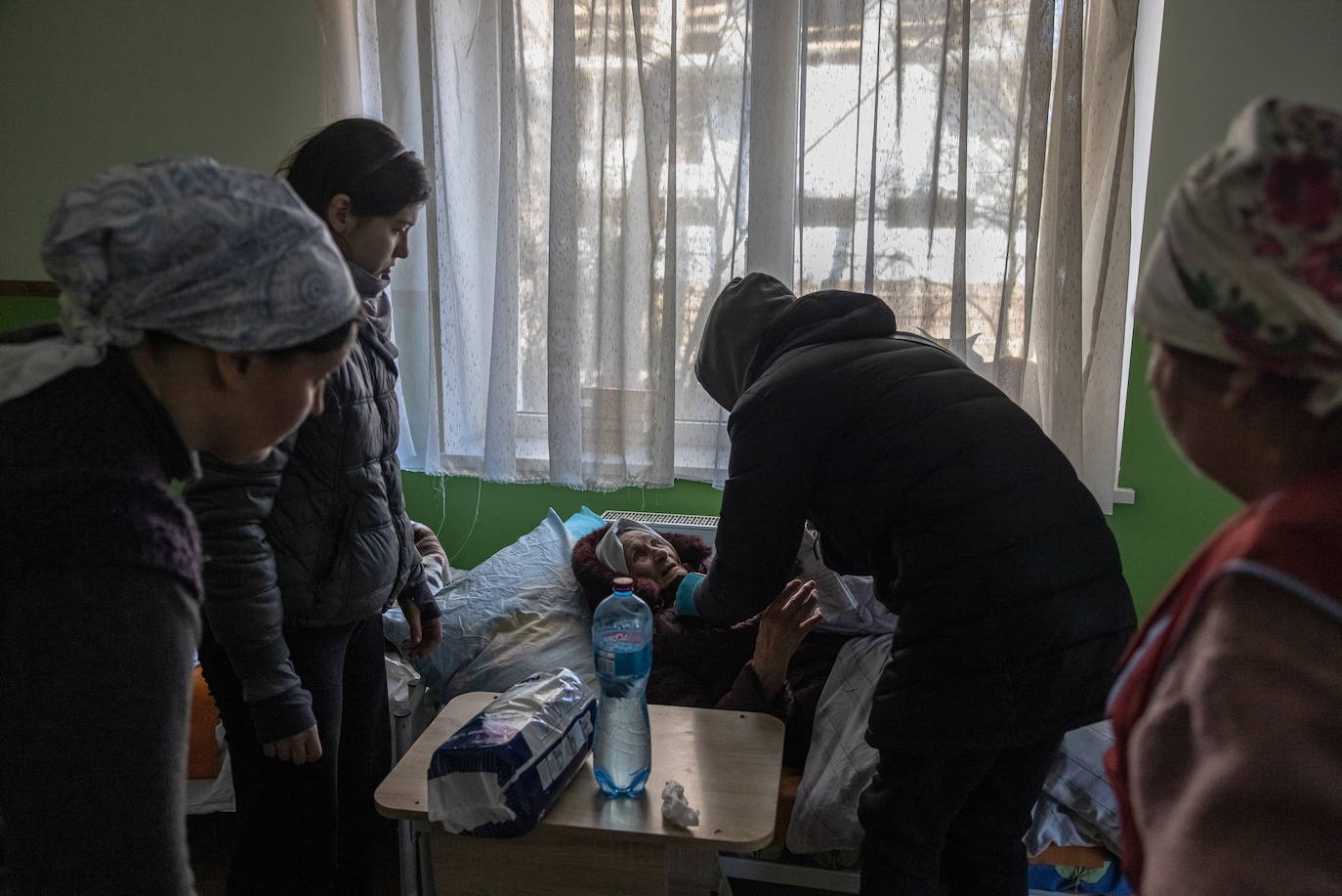Mariúpol, ciudad circundada por las tropas ruras, en el sureste de Ucrania, se ha convertido en símbolo del horror de la guerra en Ucrania. Las imágenes de los ciudadanos depositando cadáveres envueltos en plásticos o en mantas en fosas comunes situadas a las afueras de la ciudad y de la gente peleándose por la comida, según confirmaba Cruz Roja, son las muestras más escalofriantes de las consecuencias del ataque ruso, iniciado el pasado 24 de febrero. En el resto del país, se repiten las imágenes de soldados y de gente de huye de sus hogares. 