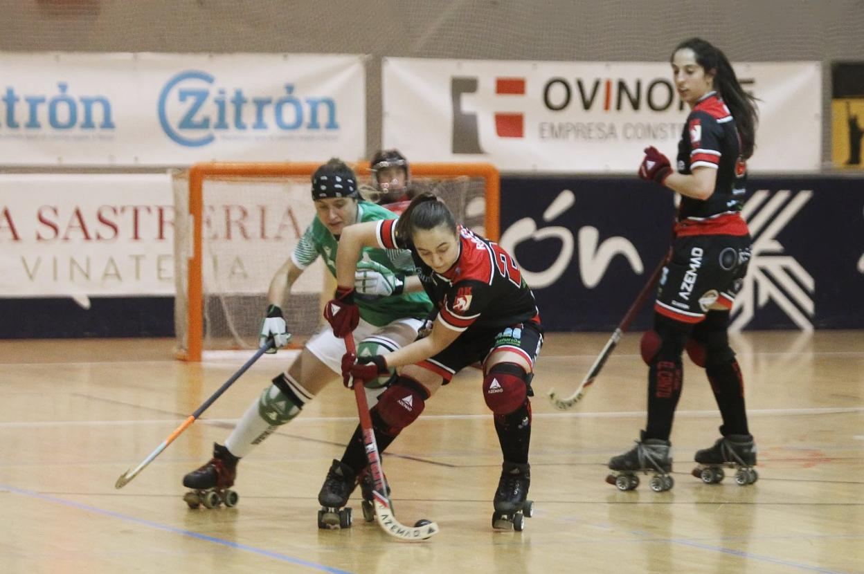 Sara Roces intenta evitar la presión de María Sanjurjo. 