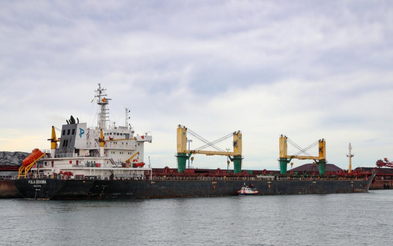 El 'Pola Devora', ayer, atracado en El Musel. 