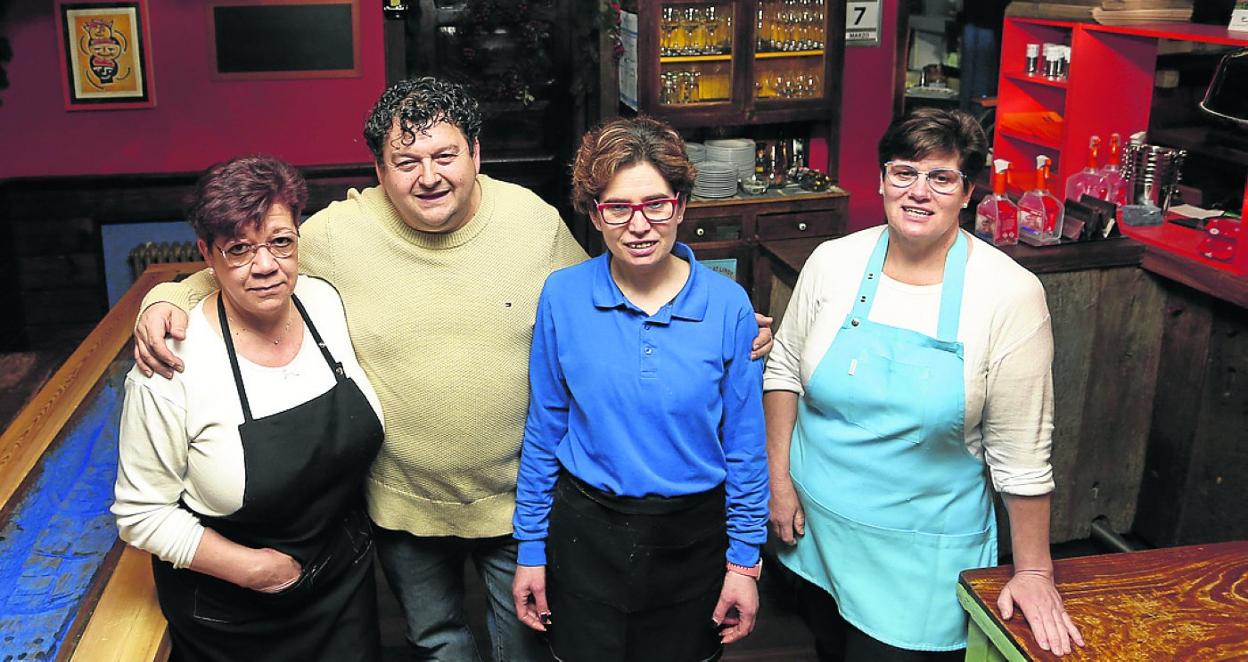 Araceli Batalla y Rafael Vigil, con su equipo, en la sala del restaurante. 