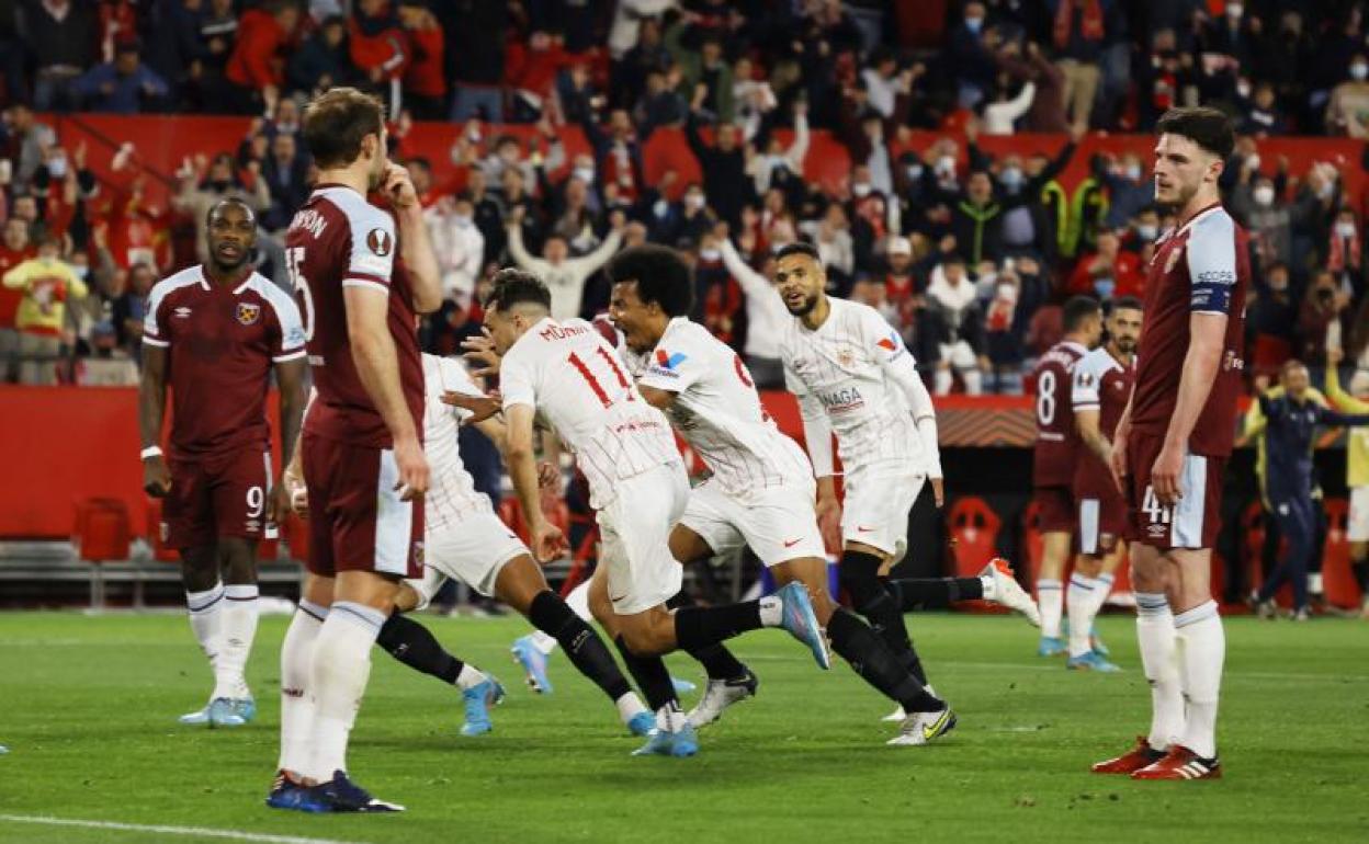 Munir y sus compañeros celebran el gol del delantero al West Ham. 