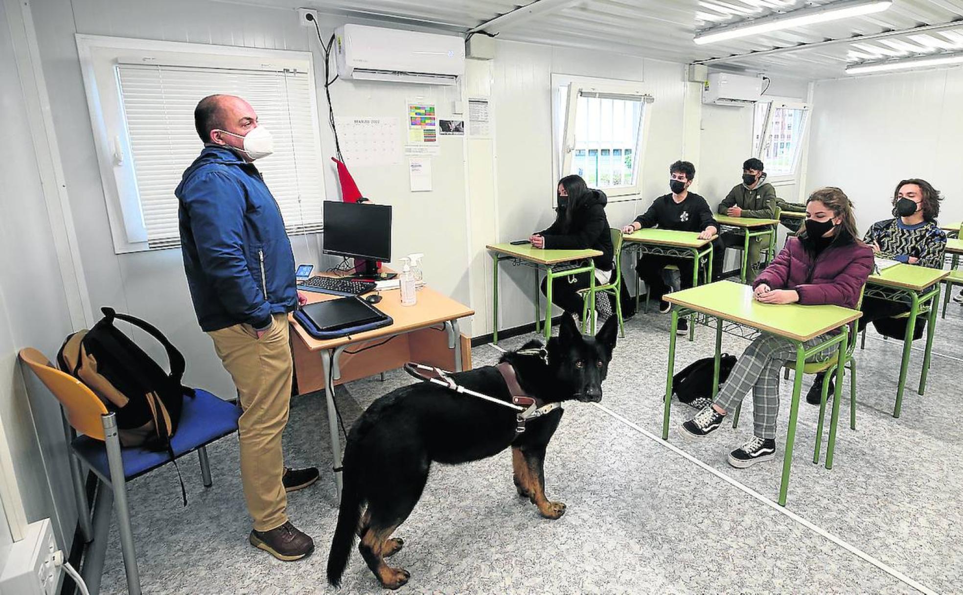 El profesor Sebas Sierra, junto a su perro 'Ilux', en una clase del IES La Corredoria.