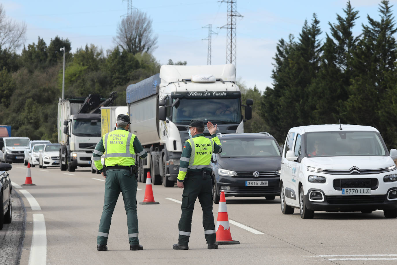 Dos mujeres han precisado asistencia sanitaria y han sido trasladadas al Hospital de Cabueñes tras un accidente en la 'Y' en el que se han visto implicados seis coches y un camión. El suceso ha tenido lugar en el punto kilométrico 386 de la A8, a la altura de Sotiello, dirección Gijón 