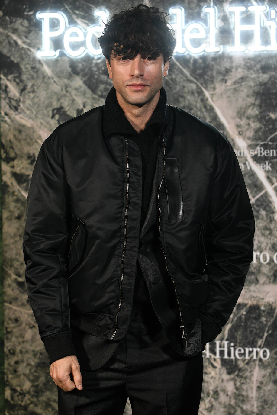 La hija de la infanta Elena, sentada en primera fila junto a otras influencers y rostros conocidos como Paula Echevarría. Victoria Federica no dejó de grabar con su móvil, aunque las cámaras fueron todas para ella.