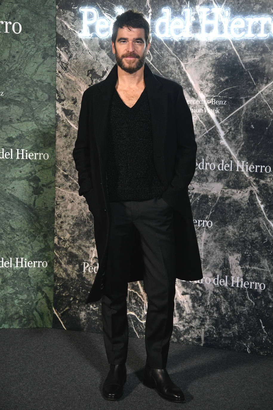 La hija de la infanta Elena, sentada en primera fila junto a otras influencers y rostros conocidos como Paula Echevarría. Victoria Federica no dejó de grabar con su móvil, aunque las cámaras fueron todas para ella.