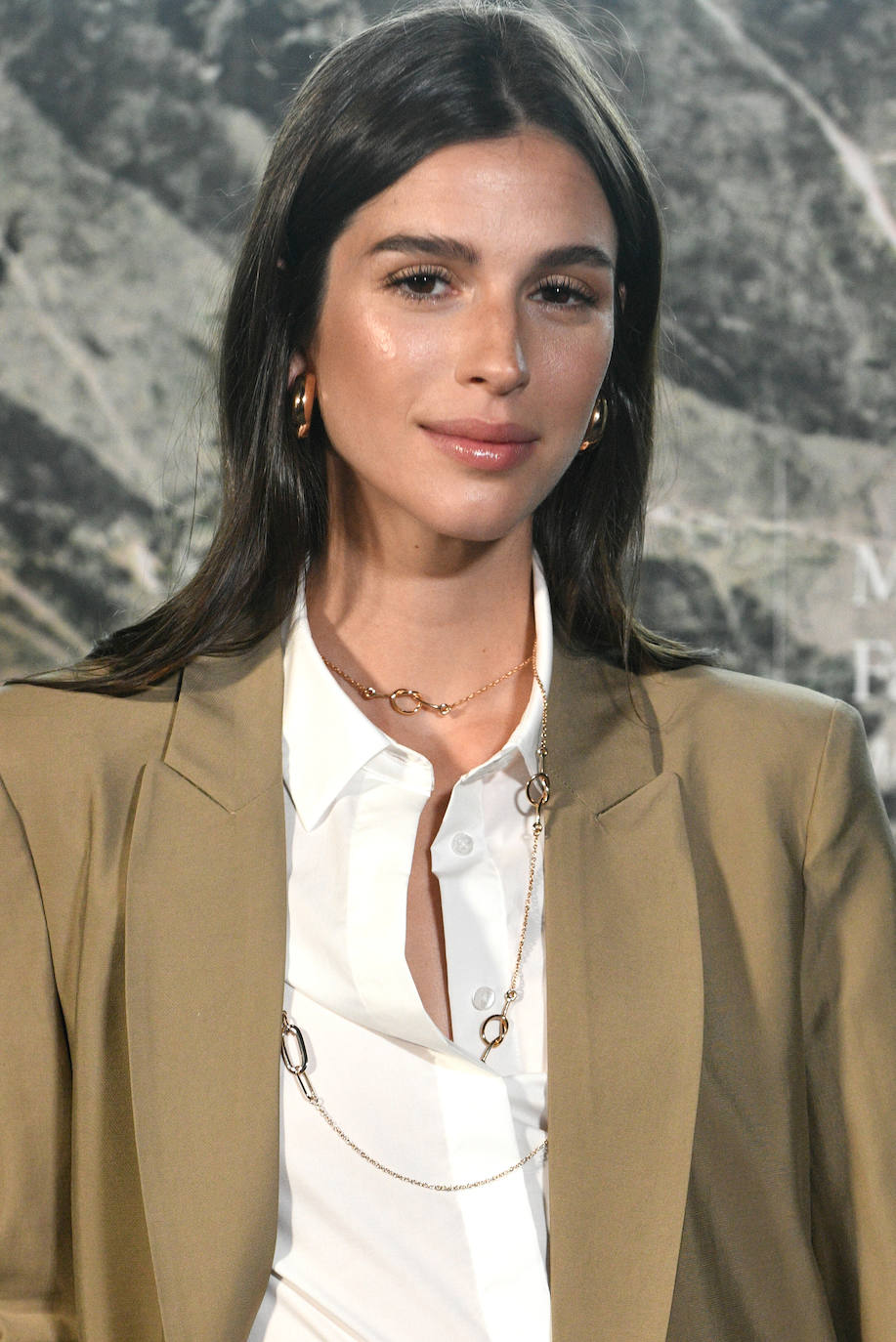 La hija de la infanta Elena, sentada en primera fila junto a otras influencers y rostros conocidos como Paula Echevarría. Victoria Federica no dejó de grabar con su móvil, aunque las cámaras fueron todas para ella.