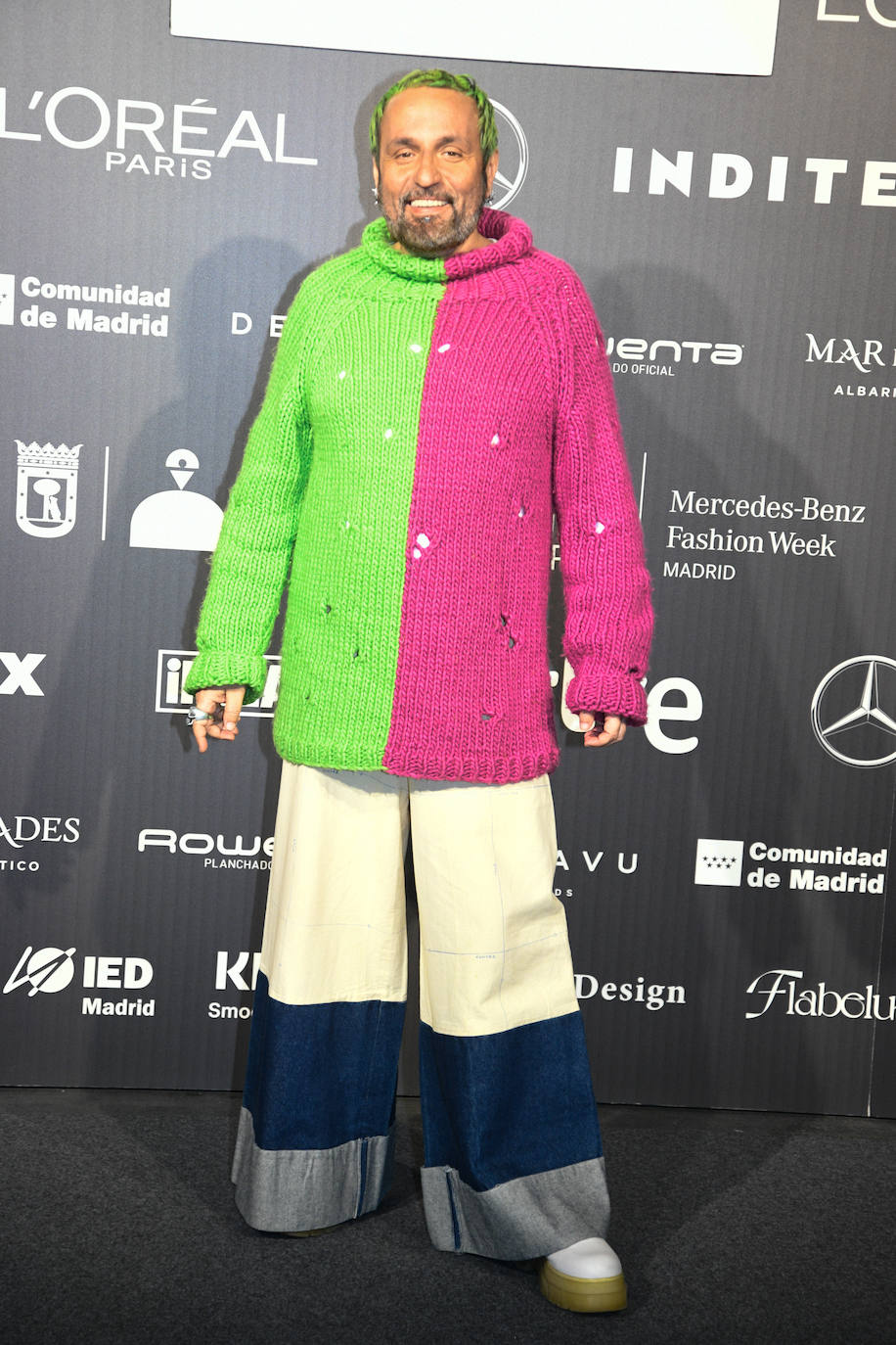 La hija de la infanta Elena, sentada en primera fila junto a otras influencers y rostros conocidos como Paula Echevarría. Victoria Federica no dejó de grabar con su móvil, aunque las cámaras fueron todas para ella.