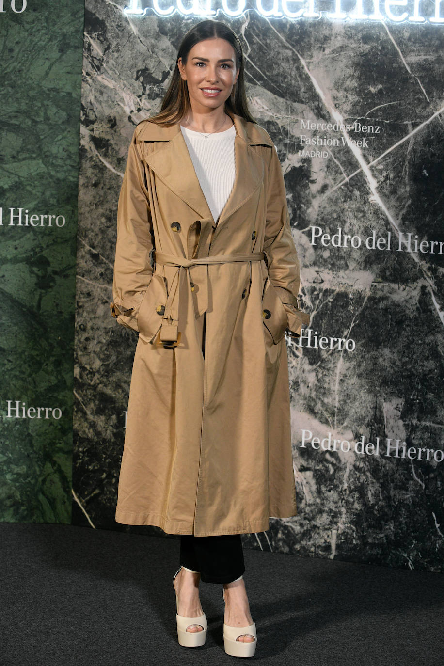 La hija de la infanta Elena, sentada en primera fila junto a otras influencers y rostros conocidos como Paula Echevarría. Victoria Federica no dejó de grabar con su móvil, aunque las cámaras fueron todas para ella.