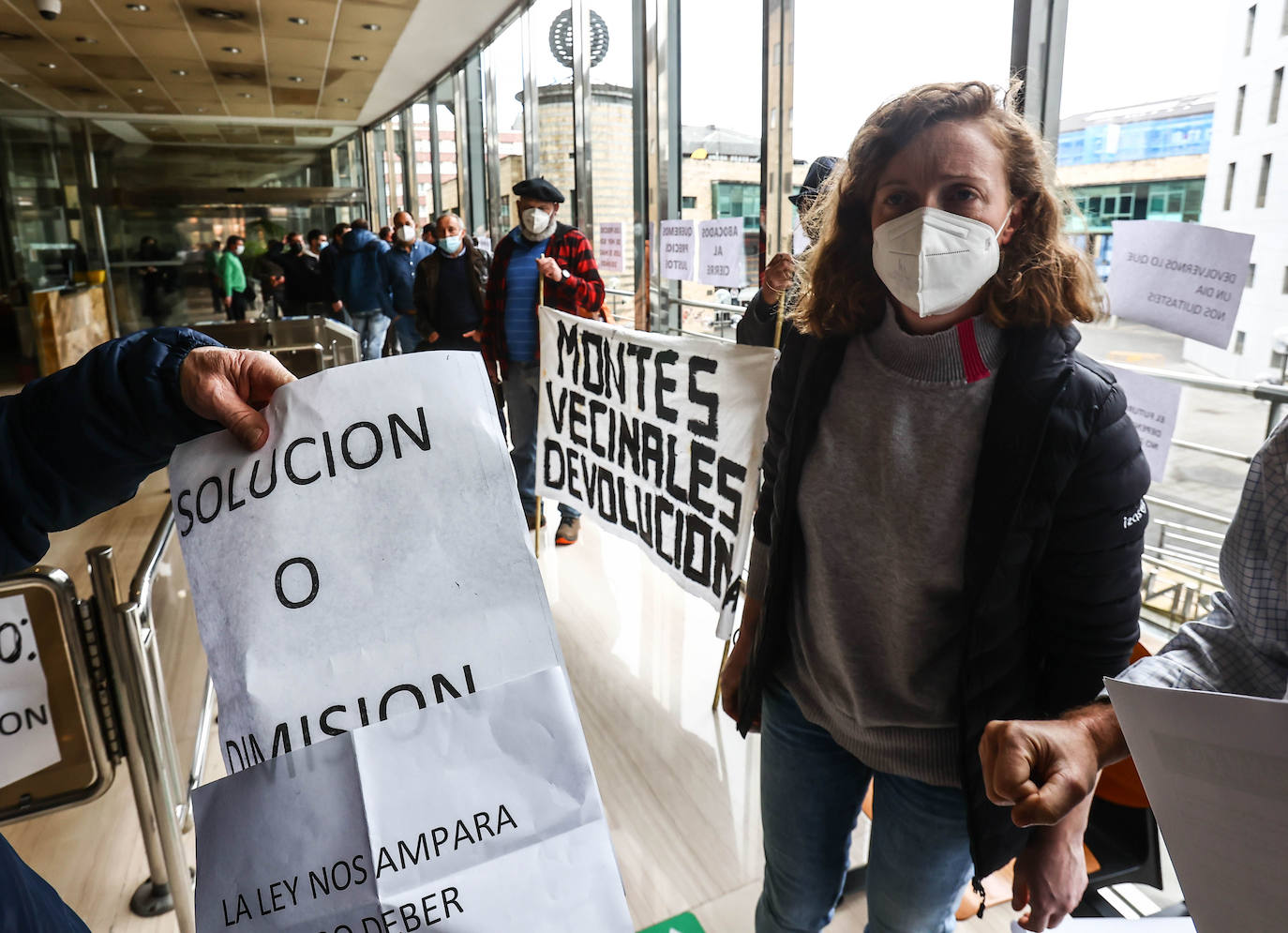 Los ganaderos asturianos se han concentrado este viernes en el simbólicamente el registro de la Consejería de Medio Rural y Cohesión Territorial en Oviedo. Han pedido «soluciones» para el sector y han exigido la dimisión del consejero Alejandro Calvo 