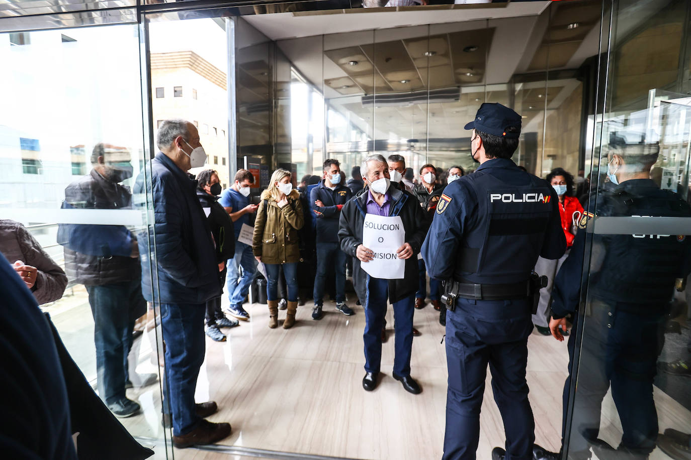 Los ganaderos asturianos se han concentrado este viernes en el simbólicamente el registro de la Consejería de Medio Rural y Cohesión Territorial en Oviedo. Han pedido «soluciones» para el sector y han exigido la dimisión del consejero Alejandro Calvo 