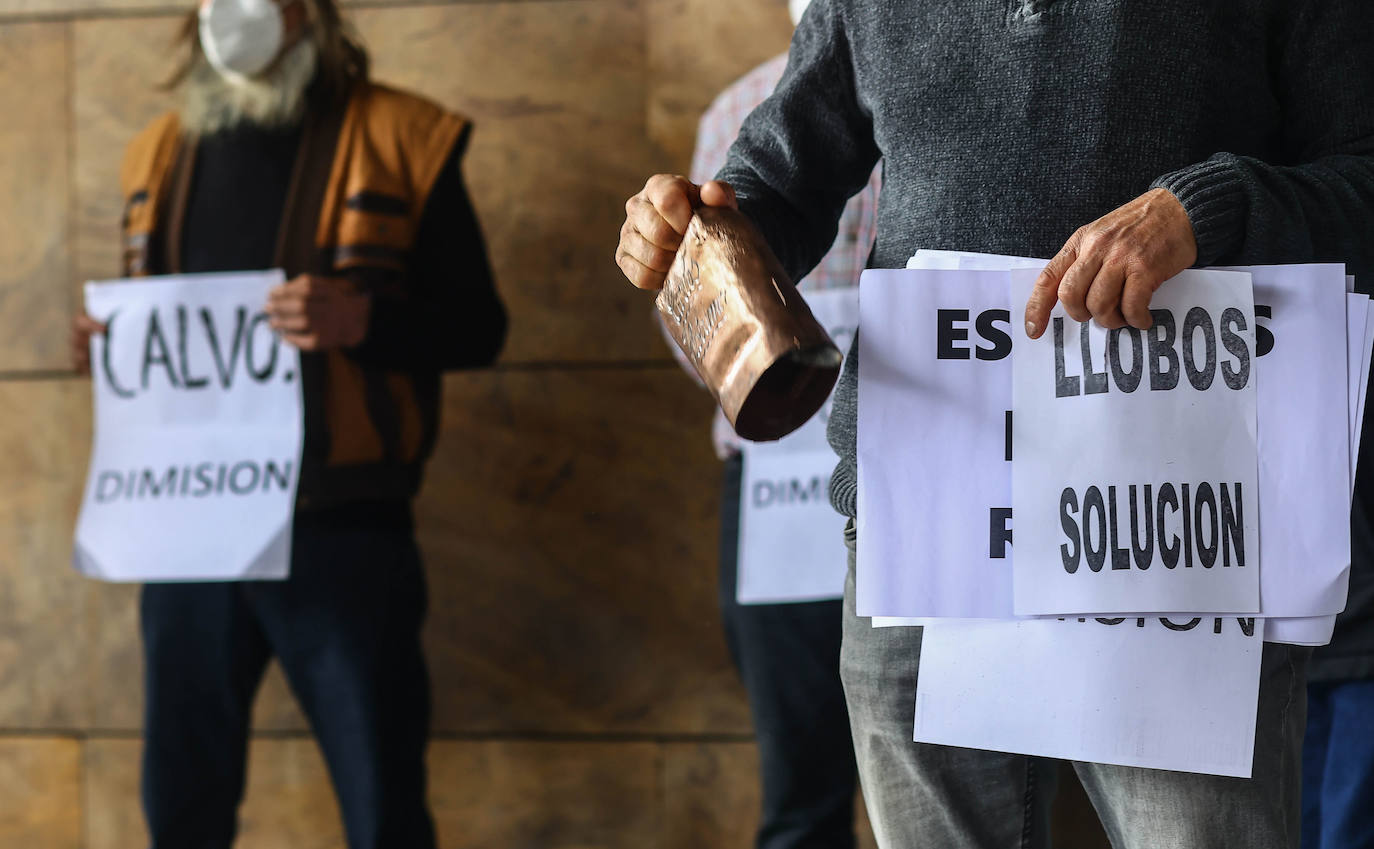 Los ganaderos asturianos se han concentrado este viernes en el simbólicamente el registro de la Consejería de Medio Rural y Cohesión Territorial en Oviedo. Han pedido «soluciones» para el sector y han exigido la dimisión del consejero Alejandro Calvo 