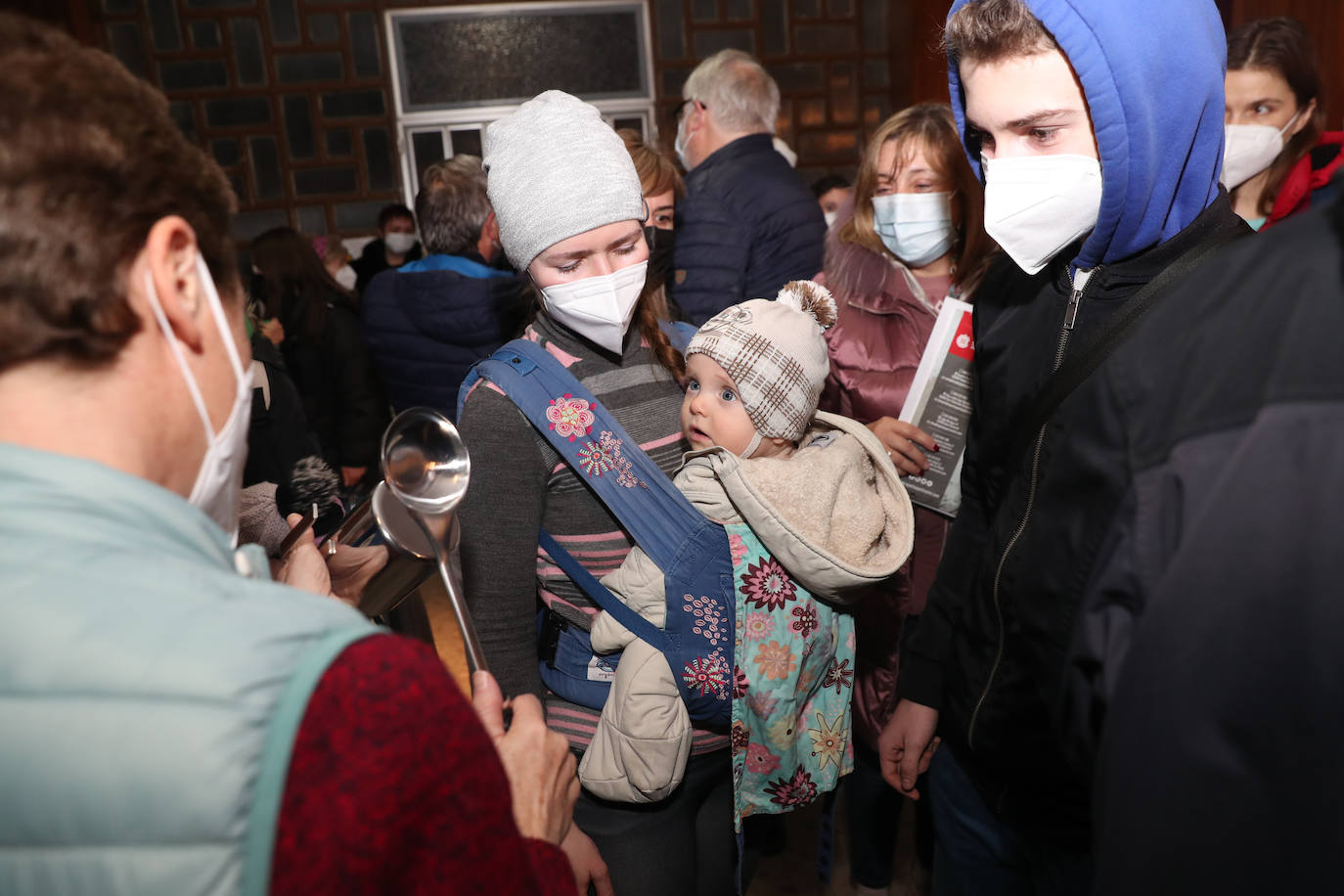 Más de 300 voluntarios han trabajado para adecuar el colegio San José para su llegada: «Hemos conseguido montar una casa para cincuenta personas en dos días»