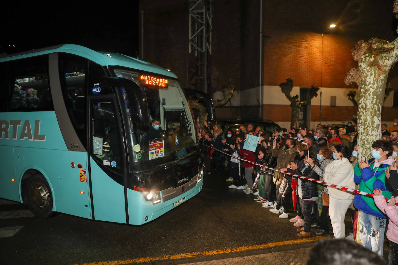 Más de 300 voluntarios han trabajado para adecuar el colegio San José para su llegada: «Hemos conseguido montar una casa para cincuenta personas en dos días»