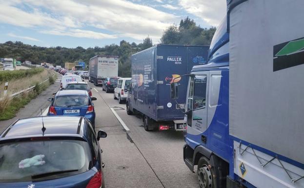 Retención en la autopista por el accidente