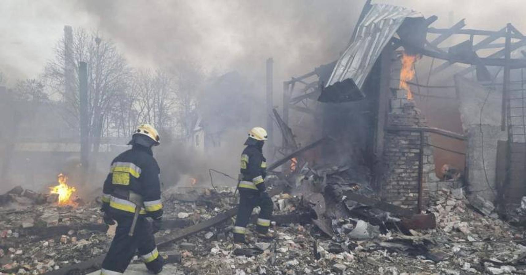 Bomberos ucranianos trabajando en la escena de un ataque aéreo en Dnipro.