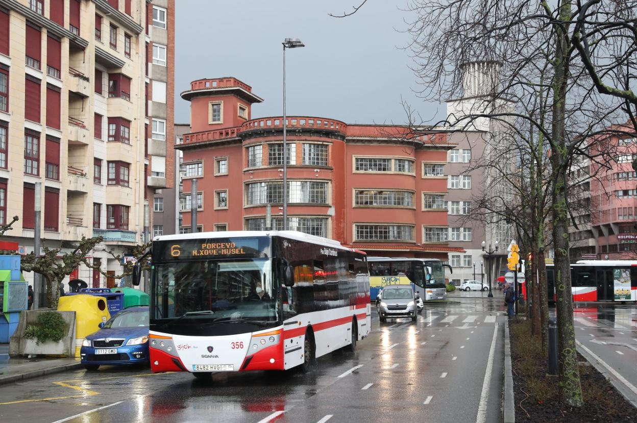 Un autobús de la línea 6 de EMTUSA, a su paso por la Acerona. 