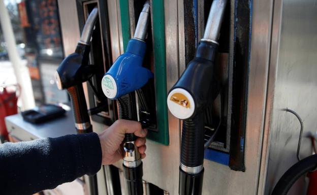 El método para ahorrar gasolina que te puede costar una multa de hasta 3.000 euros