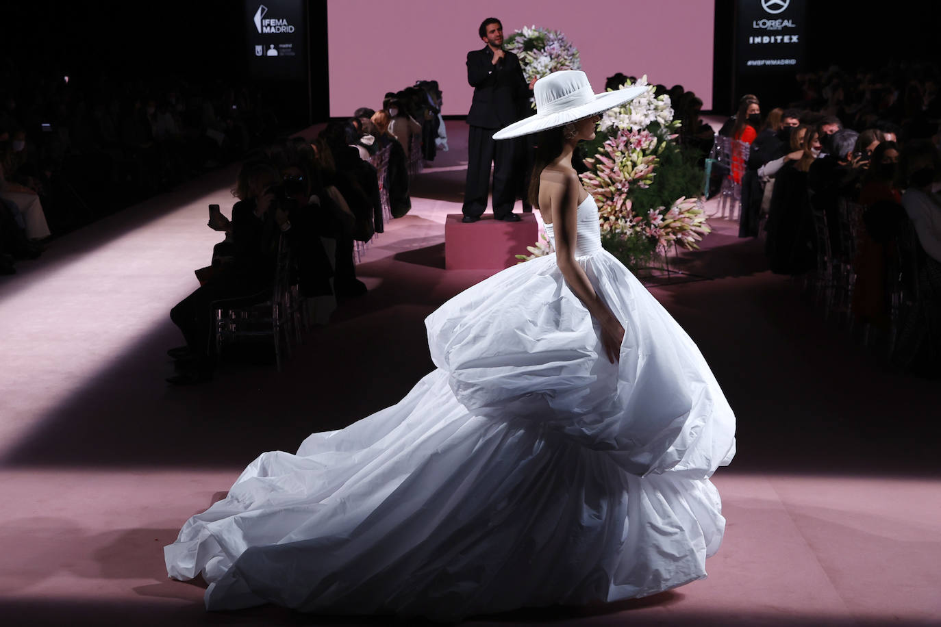 En la última jornada de los diseñadores consagrados en Mercedes-benz Fashion Week Madrid (MBFWMadrid) ha resonado un nombre asturiano, el de la gijonesa Paula Carrizo, que abrió el desfile de Fely Campo. Por otra parte, Redondo Brand mostró sus propuestas por primera vez en la Semana de la Moda, alzándose con el galardón a la mejor colección de la 75 edición. 