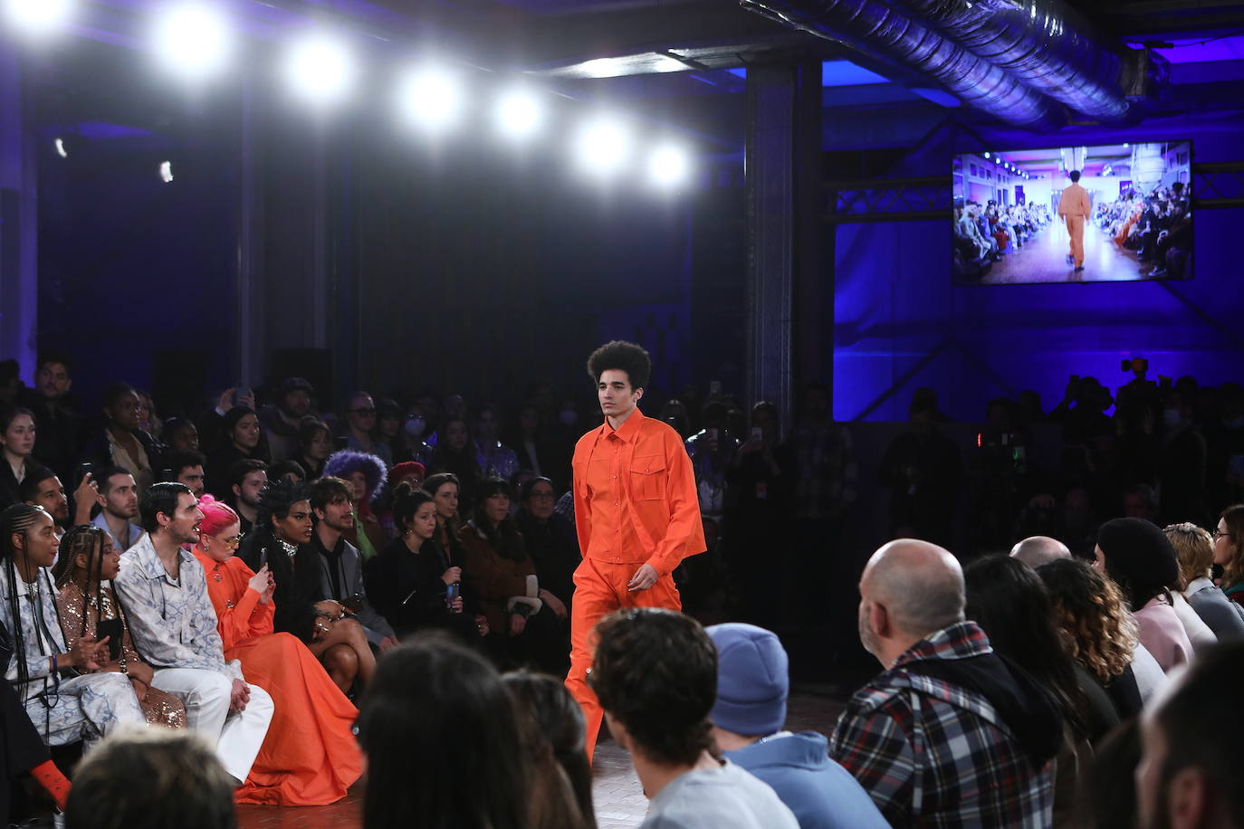 En la última jornada de los diseñadores consagrados en Mercedes-benz Fashion Week Madrid (MBFWMadrid) ha resonado un nombre asturiano, el de la gijonesa Paula Carrizo, que abrió el desfile de Fely Campo. Por otra parte, Redondo Brand mostró sus propuestas por primera vez en la Semana de la Moda, alzándose con el galardón a la mejor colección de la 75 edición. 