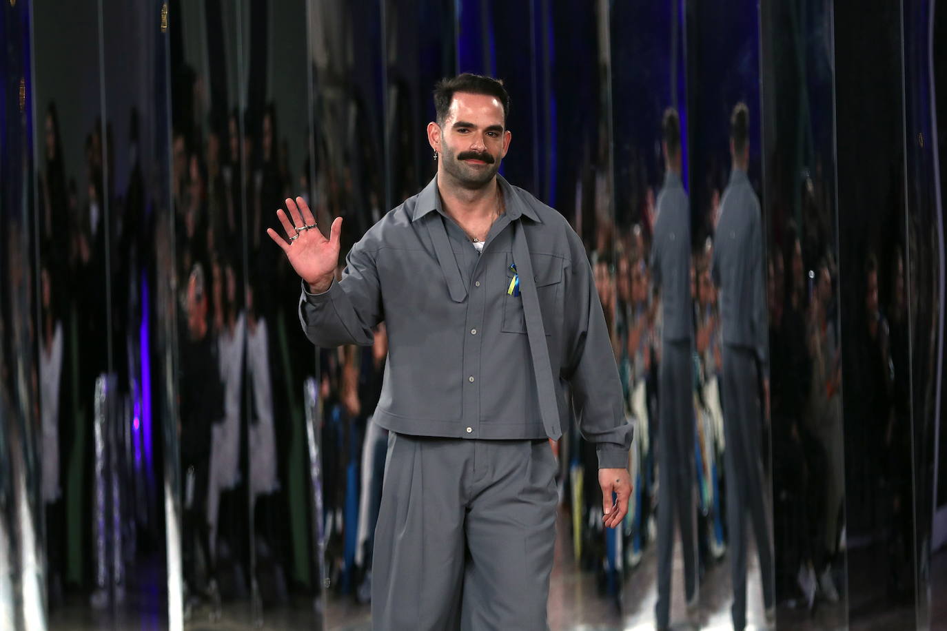 En la última jornada de los diseñadores consagrados en Mercedes-benz Fashion Week Madrid (MBFWMadrid) ha resonado un nombre asturiano, el de la gijonesa Paula Carrizo, que abrió el desfile de Fely Campo. Por otra parte, Redondo Brand mostró sus propuestas por primera vez en la Semana de la Moda, alzándose con el galardón a la mejor colección de la 75 edición. 