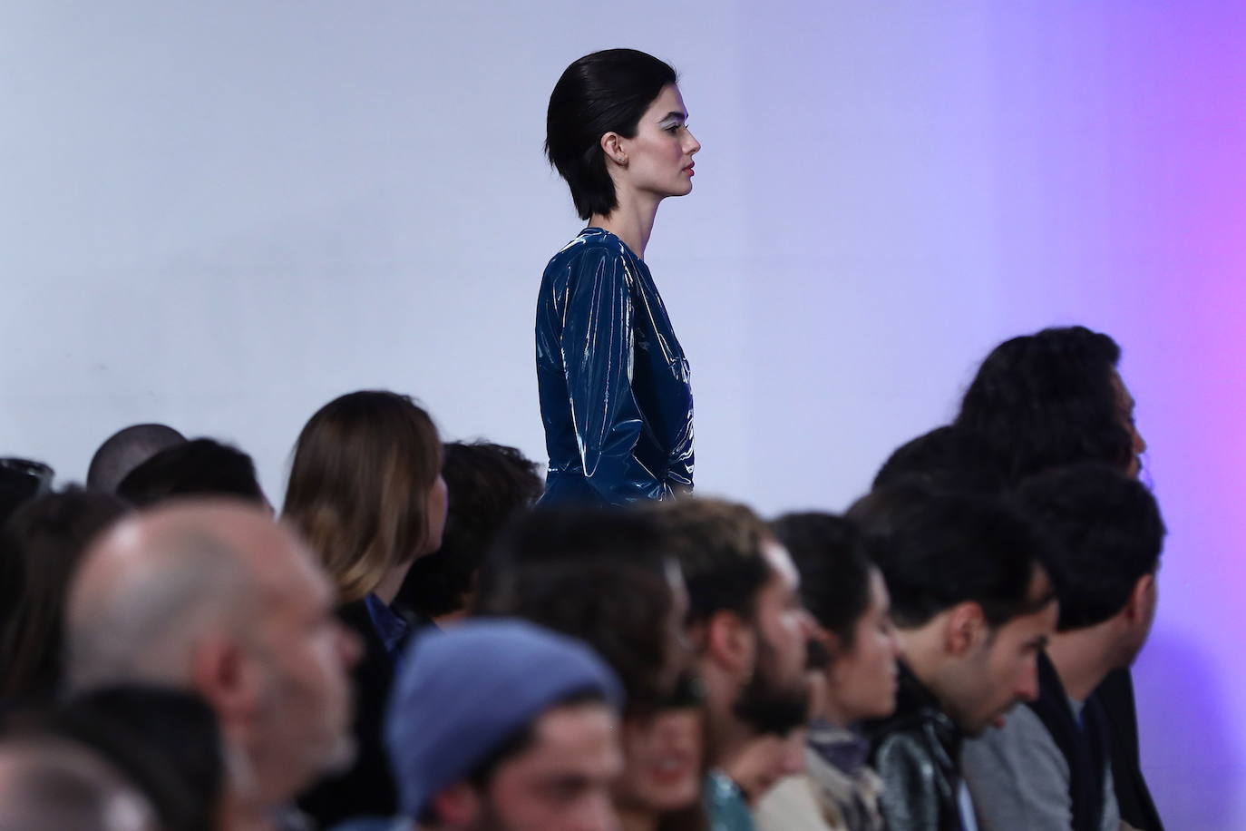 En la última jornada de los diseñadores consagrados en Mercedes-benz Fashion Week Madrid (MBFWMadrid) ha resonado un nombre asturiano, el de la gijonesa Paula Carrizo, que abrió el desfile de Fely Campo. Por otra parte, Redondo Brand mostró sus propuestas por primera vez en la Semana de la Moda, alzándose con el galardón a la mejor colección de la 75 edición. 