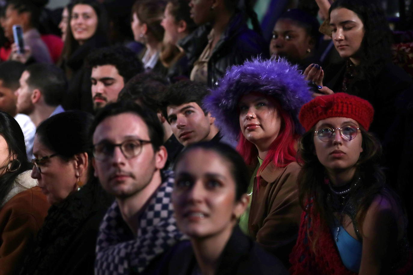 En la última jornada de los diseñadores consagrados en Mercedes-benz Fashion Week Madrid (MBFWMadrid) ha resonado un nombre asturiano, el de la gijonesa Paula Carrizo, que abrió el desfile de Fely Campo. Por otra parte, Redondo Brand mostró sus propuestas por primera vez en la Semana de la Moda, alzándose con el galardón a la mejor colección de la 75 edición. 