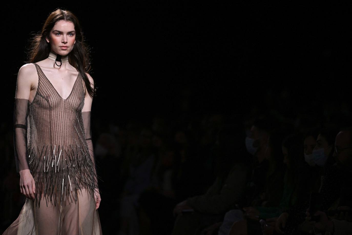 En la última jornada de los diseñadores consagrados en Mercedes-benz Fashion Week Madrid (MBFWMadrid) ha resonado un nombre asturiano, el de la gijonesa Paula Carrizo, que abrió el desfile de Fely Campo. Por otra parte, Redondo Brand mostró sus propuestas por primera vez en la Semana de la Moda, alzándose con el galardón a la mejor colección de la 75 edición. 