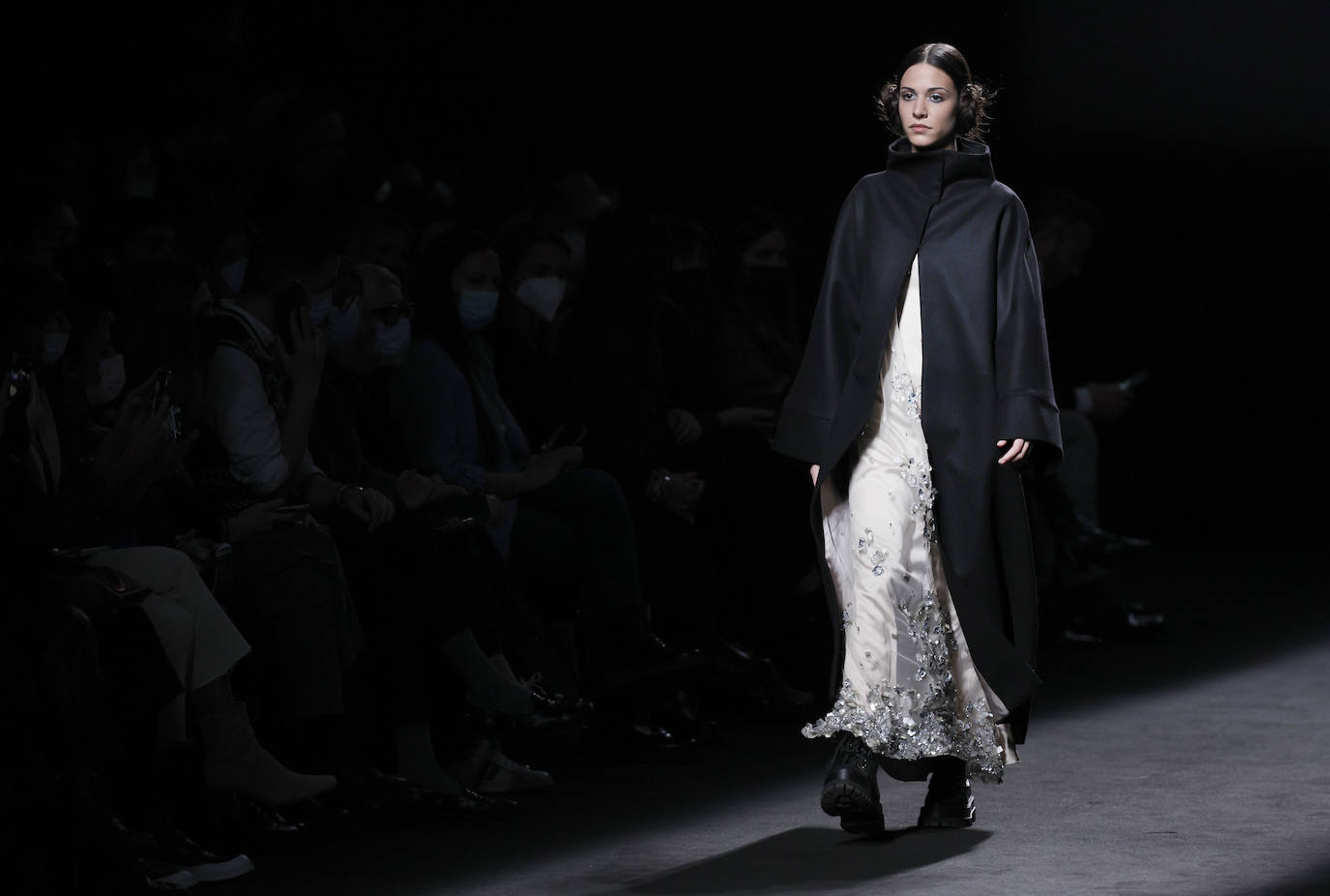 En la última jornada de los diseñadores consagrados en Mercedes-benz Fashion Week Madrid (MBFWMadrid) ha resonado un nombre asturiano, el de la gijonesa Paula Carrizo, que abrió el desfile de Fely Campo. Por otra parte, Redondo Brand mostró sus propuestas por primera vez en la Semana de la Moda, alzándose con el galardón a la mejor colección de la 75 edición. 