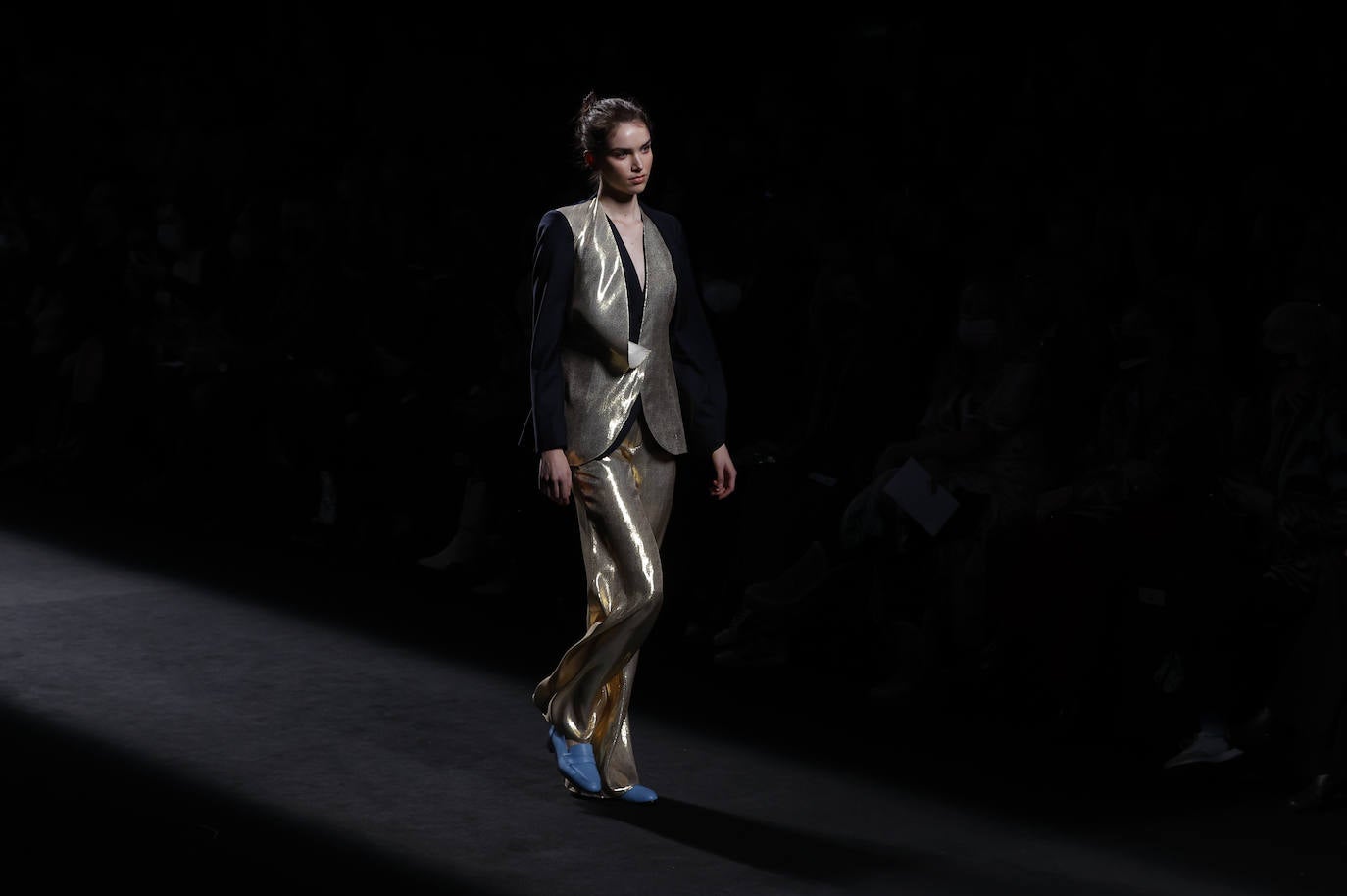 En la última jornada de los diseñadores consagrados en Mercedes-benz Fashion Week Madrid (MBFWMadrid) ha resonado un nombre asturiano, el de la gijonesa Paula Carrizo, que abrió el desfile de Fely Campo. Por otra parte, Redondo Brand mostró sus propuestas por primera vez en la Semana de la Moda, alzándose con el galardón a la mejor colección de la 75 edición. 