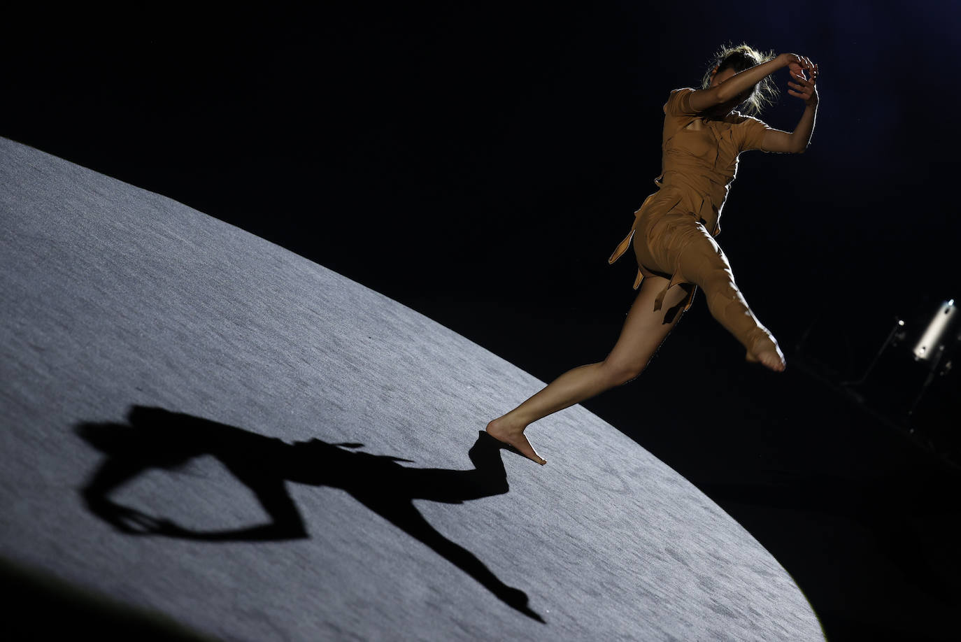 En la última jornada de los diseñadores consagrados en Mercedes-benz Fashion Week Madrid (MBFWMadrid) ha resonado un nombre asturiano, el de la gijonesa Paula Carrizo, que abrió el desfile de Fely Campo. Por otra parte, Redondo Brand mostró sus propuestas por primera vez en la Semana de la Moda, alzándose con el galardón a la mejor colección de la 75 edición. 