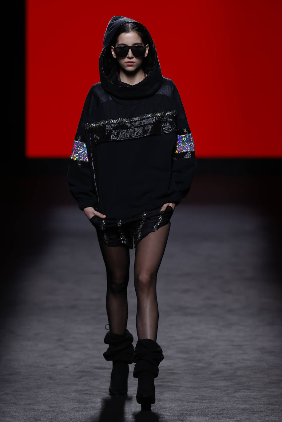 En la última jornada de los diseñadores consagrados en Mercedes-benz Fashion Week Madrid (MBFWMadrid) ha resonado un nombre asturiano, el de la gijonesa Paula Carrizo, que abrió el desfile de Fely Campo. Por otra parte, Redondo Brand mostró sus propuestas por primera vez en la Semana de la Moda, alzándose con el galardón a la mejor colección de la 75 edición. 