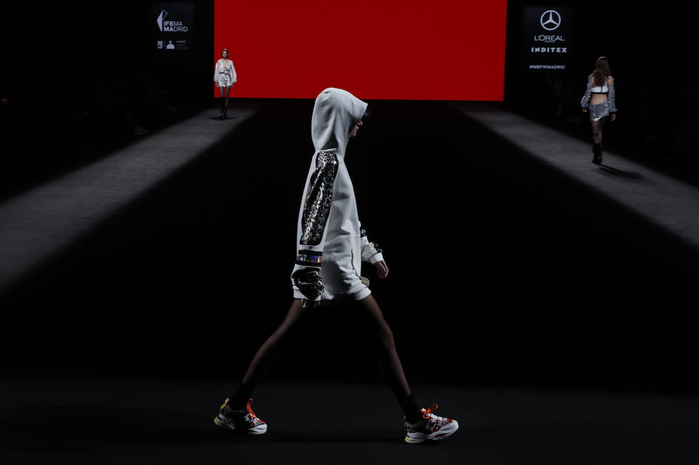 En la última jornada de los diseñadores consagrados en Mercedes-benz Fashion Week Madrid (MBFWMadrid) ha resonado un nombre asturiano, el de la gijonesa Paula Carrizo, que abrió el desfile de Fely Campo. Por otra parte, Redondo Brand mostró sus propuestas por primera vez en la Semana de la Moda, alzándose con el galardón a la mejor colección de la 75 edición. 