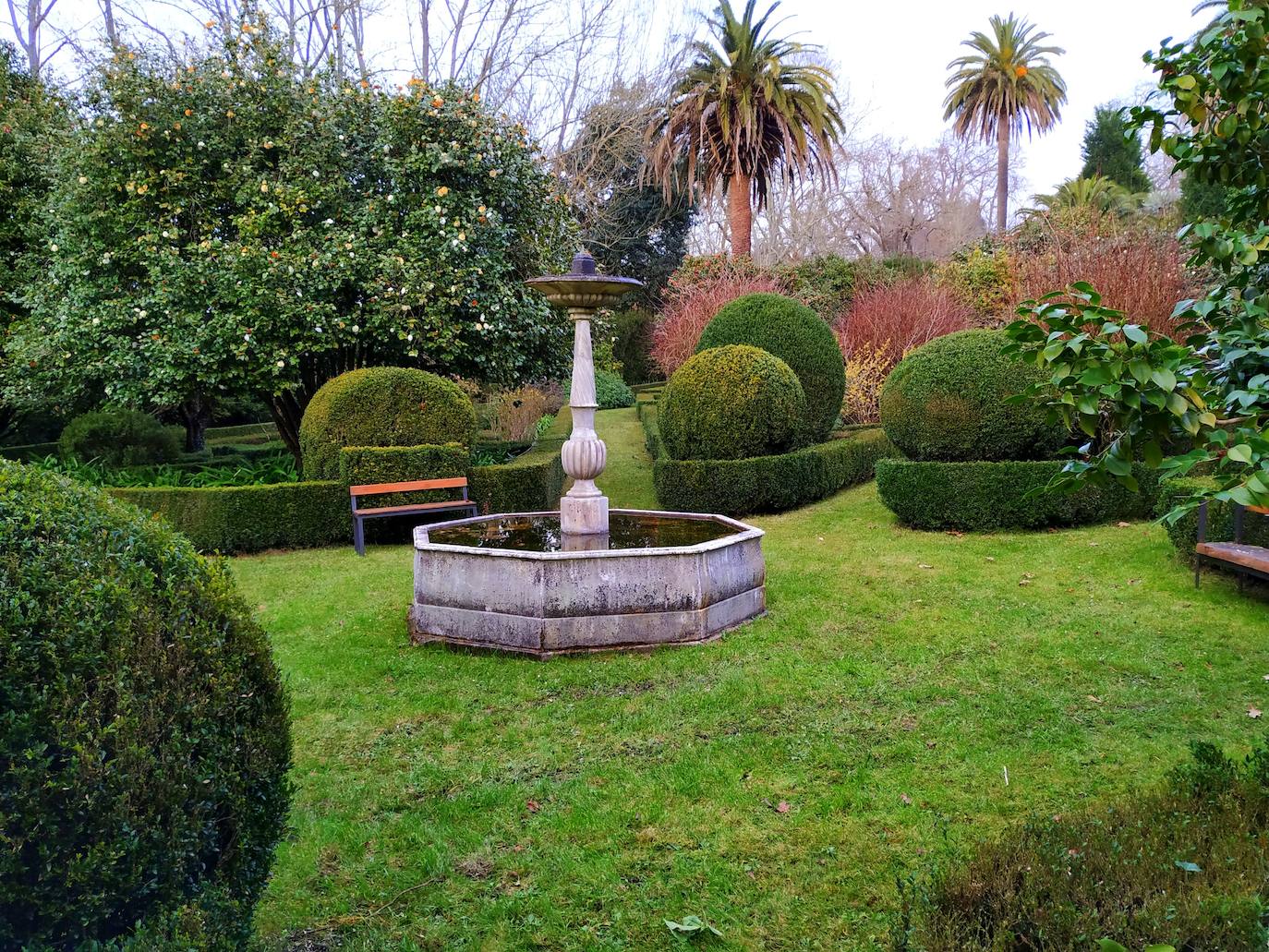 Bolas de boj en el corazón del jardín.