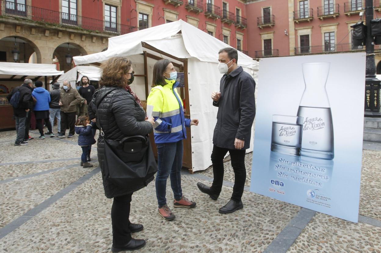 Olmo Ron, Belén Ildefonso y Sonia de Castro, en la plaza Mayor. 