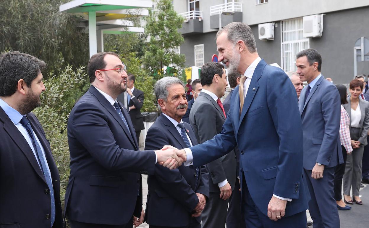 Adrián Barbón saluda a Felipe VI antes de la Conferencia de Presidentes