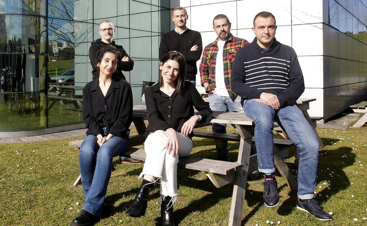 Carlos Gutiérrez, Martín Bosque, Ignacio Escudero, Rubén Hernández, y, sentadas, Claudia García y Verónica Vagli, de Imstant.