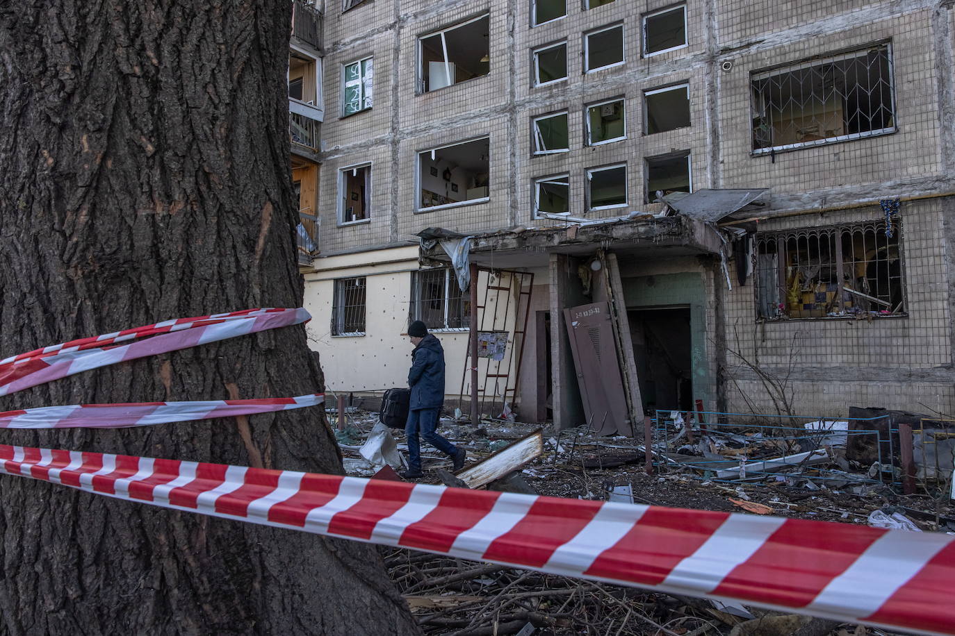 Bomberos ucranianos trabajan dentro de un edificio dañado después de un bombardeo en Kharkiv, Ucrania.