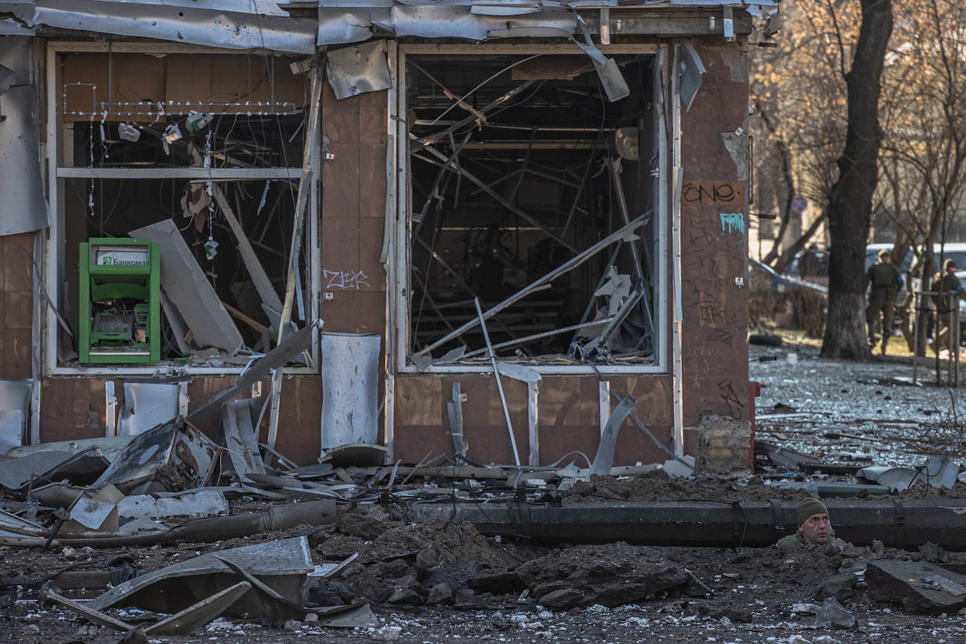 Bomberos ucranianos trabajan dentro de un edificio dañado después de un bombardeo en Kharkiv, Ucrania.