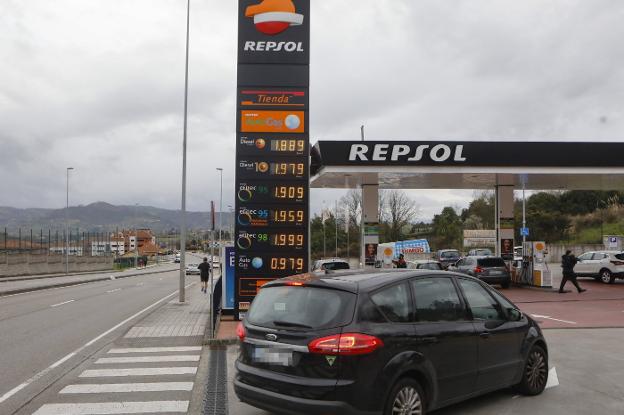 Varios coches acceden a la gasolinera de Ceares, con la lista de precios rozando los dos euros por litro en las gasolinas. 