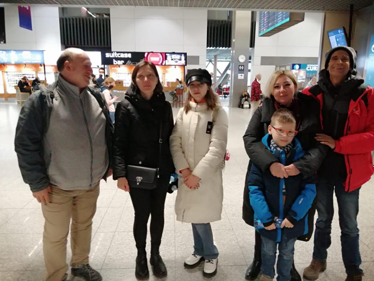 Manolo Vázquez, Julia, Caroline, Irina, Roman y Jorge García, durante su reencuentro la pasada semana en el aeropuerto de Cracovia. 